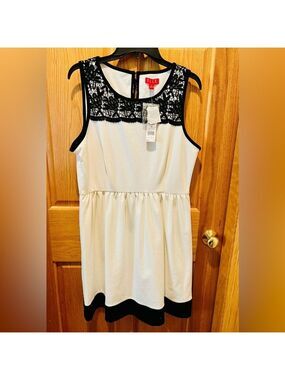 NWT Elle Avant Garden Dress in Marshmallow with Black Lace/Crochet Accent Sz 16